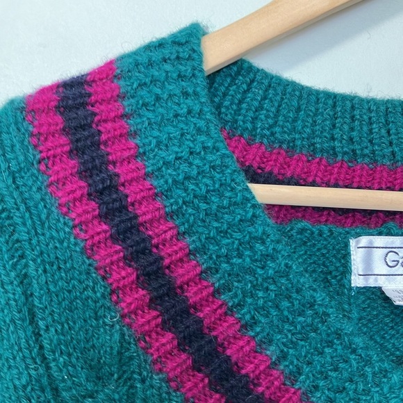GAP Green V-Neck Cable Knit Varsity Sweater - Picture 4 of 6
